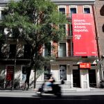 Vista de la pancarta de la campaña electoral que cuelga de la fachada de la sede en Madrid del PSOE