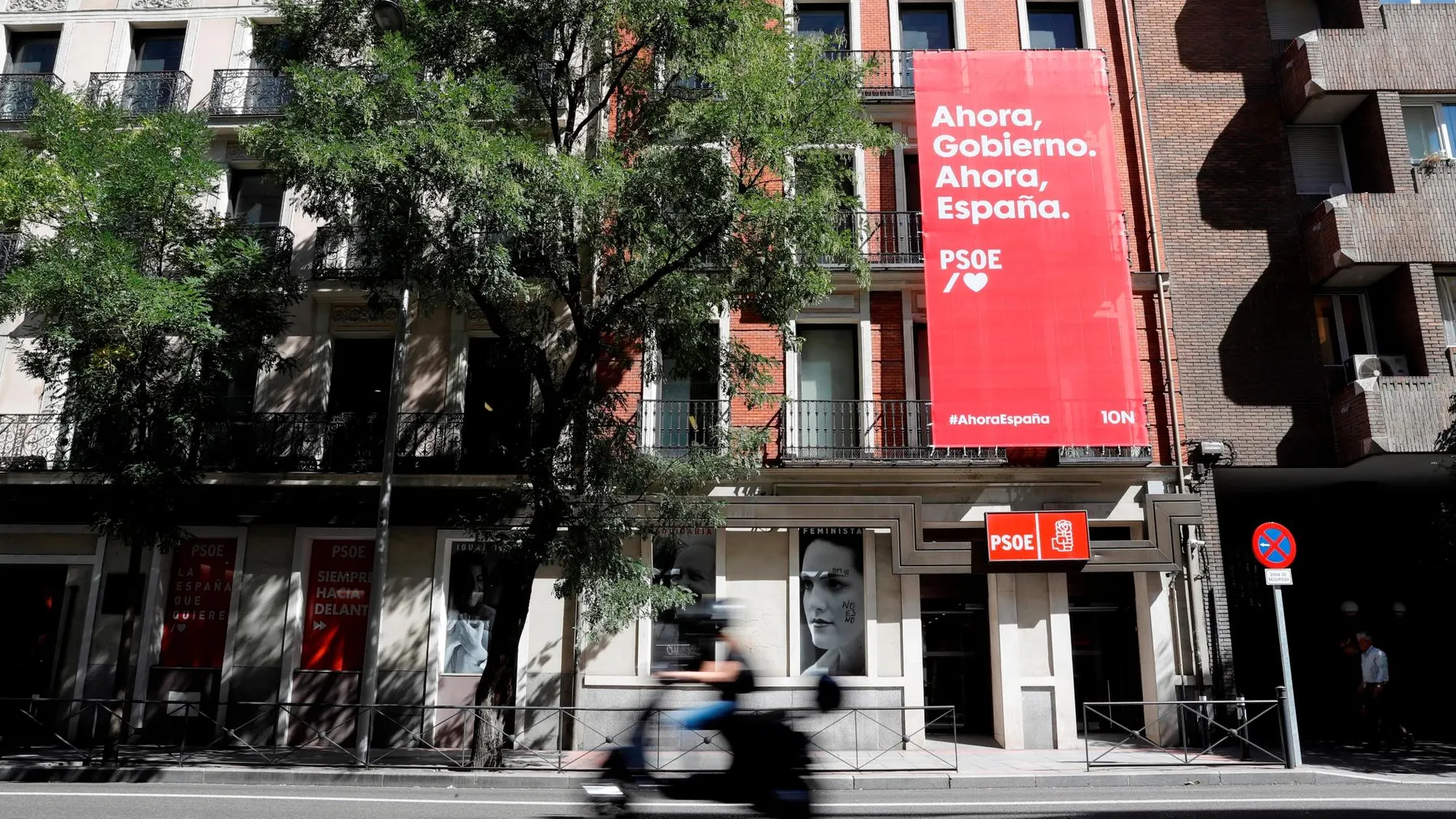Vista de la pancarta de la campaña electoral que cuelga de la fachada de la sede en Madrid del PSOE