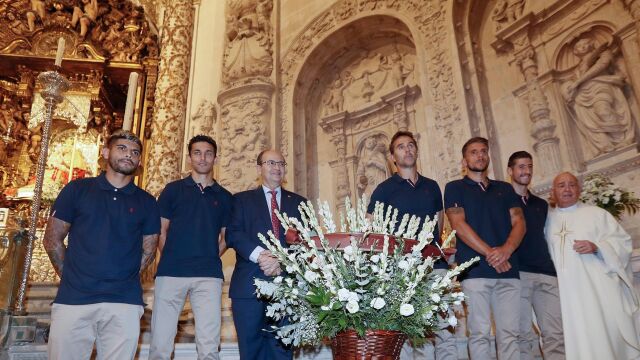 Algunos de los jugadores del Sevilla FC junto a su presidente, José Castro (3i), durante la ofrenda floral ofrecida a la Virgen de los Reyes, patrona de la Archidiócesis hispalense