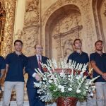 Algunos de los jugadores del Sevilla FC junto a su presidente, José Castro (3i), durante la ofrenda floral ofrecida a la Virgen de los Reyes, patrona de la Archidiócesis hispalense