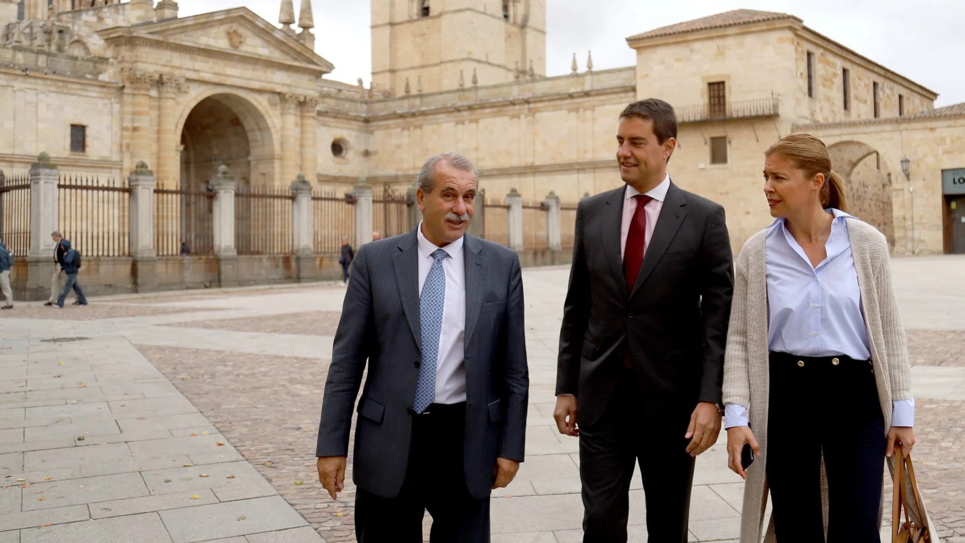 El presidente del Consejo Consultivo de Castilla y León, Agustín Sánchez, se reúne con el consejero de la Presidencia, Ángel Ibáñez. En la imagen junto a la delegada de la Junta, Clara San Damián