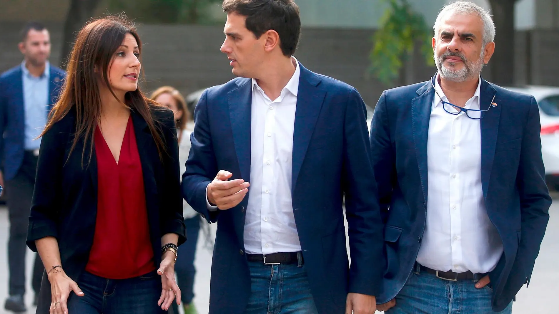 Albert Rivera junto a Lorena Roldán y Carlos Carrizosa llegando al parlamento de Cataluña.