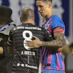 Fernando Torres recibe el abrazo de Andrés Iniesta antes del partido