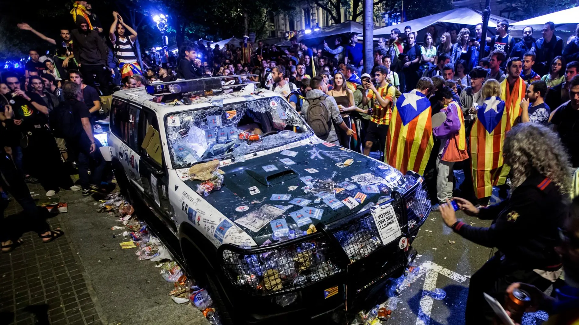 Los concentrados destrozaron los coches de la Guardia Civil/Foto Efe