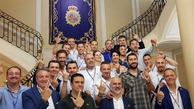 Miembros de JUPOL muestran su alegría por el resultado con el símbolo de la "J"de Jusapol