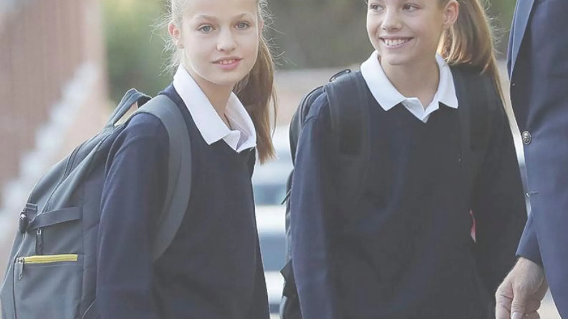 Las hijas de los Reyes, a su llegada al colegio Santa María de los Rosales