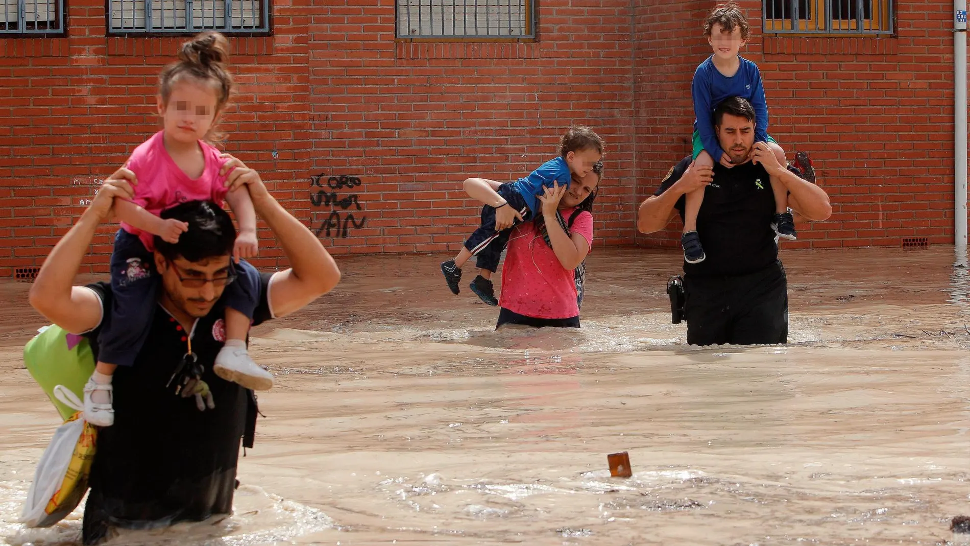 Las intensas lluvias que están afectando a la Comunidad Valenciana han obligado este viernes a evacuar una pedanía de Almoradí (Alicante)