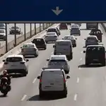 Unos coches circulan por una carretera