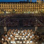 Actuación de la Orquesta Sinfónica de Castilla y León (OSCyL) en la Plaza Mayor de Salamanca
