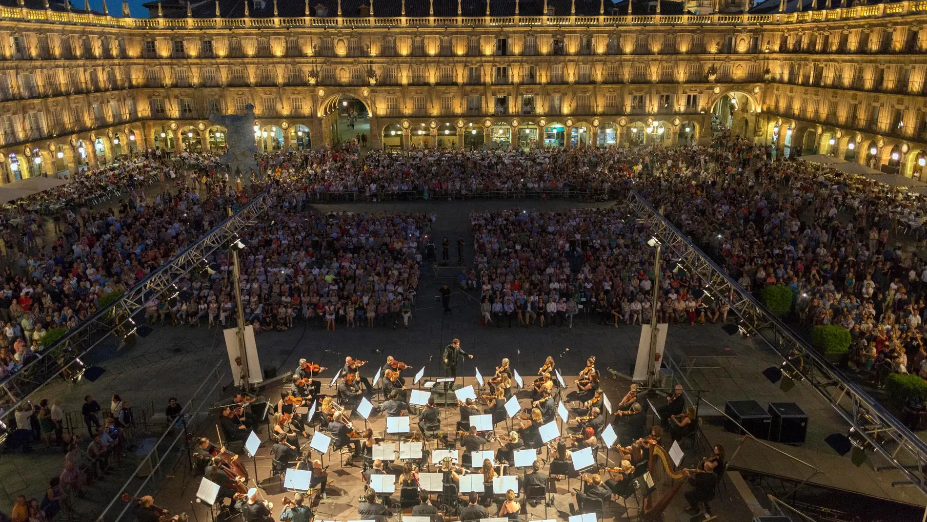 Actuación de la Orquesta Sinfónica de Castilla y León (OSCyL) en la Plaza Mayor de Salamanca
