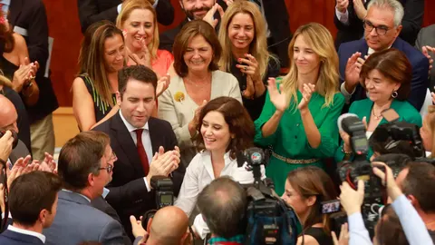 Isabel Díaz Ayuso es aplaudida por su grupo en la Asamblea de Madrid/Luis Díaz