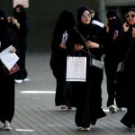 Jóvenes estudiantes saudíes en una feria en Riad/Reuters