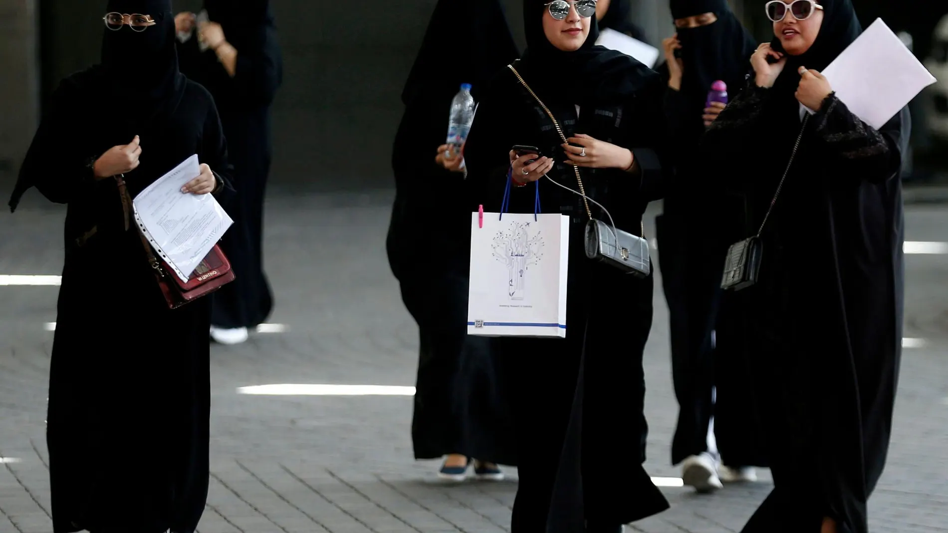 Jóvenes estudiantes saudíes en una feria en Riad/Reuters