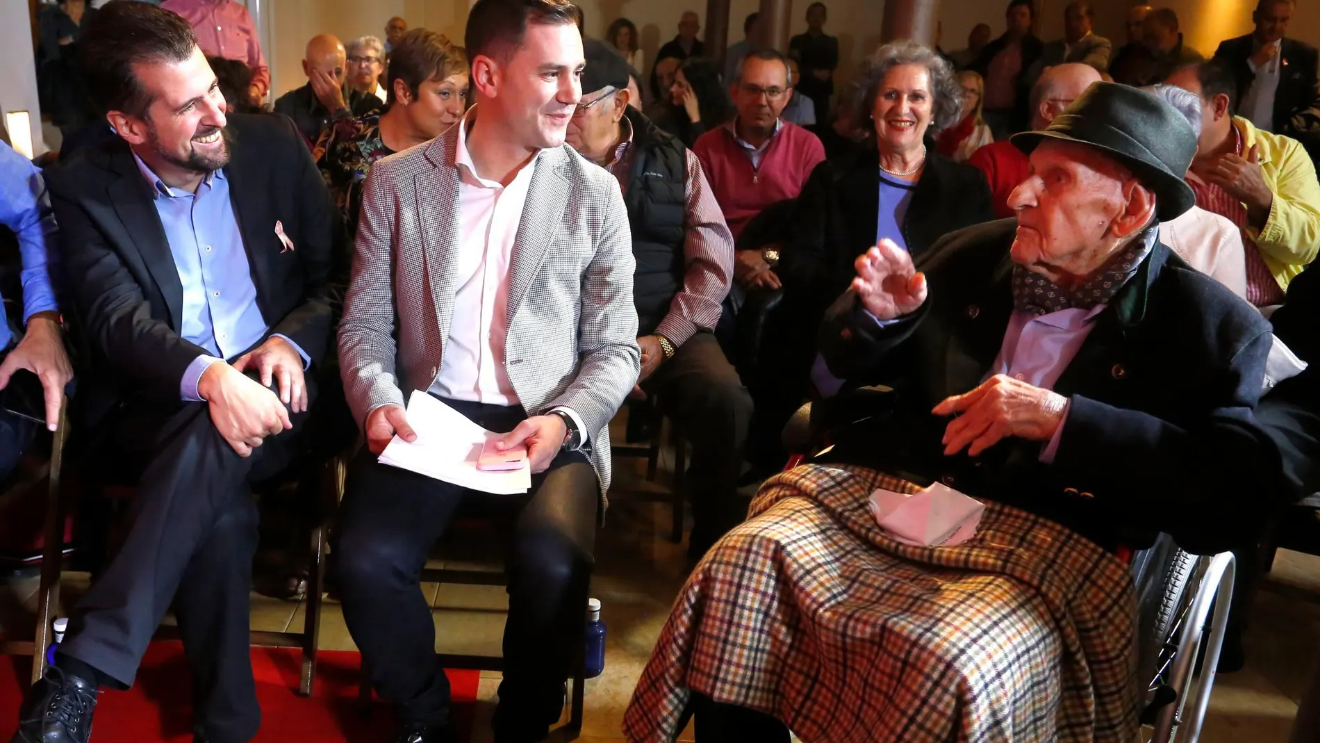 Tudanca y Cendón conversan con Antonio Alvarado, de 107 años, que fuera alcalde de Crémenes