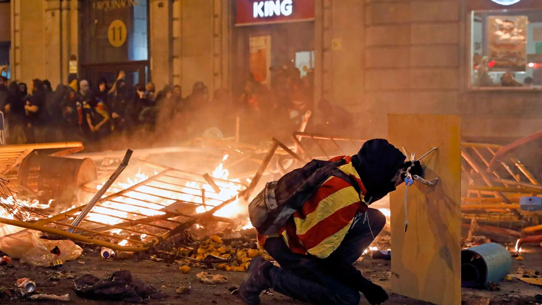 Barricadas en el centro de la capital catalana el viernes.