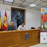 El alcalde de Torrevieja y presidente del patronato de Habaneras, Eduardo Dolón, acompañado por el vicepresidente, Antonio Quesada, en el momento de anunciar el programa del LXV Certamen de Habaneras, en el que este año participarán doce corales. LA RAZÓN