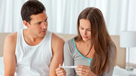 Pareja con un test de embarazo