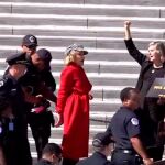 Agentes de seguridad arrestando a Jane Fonda