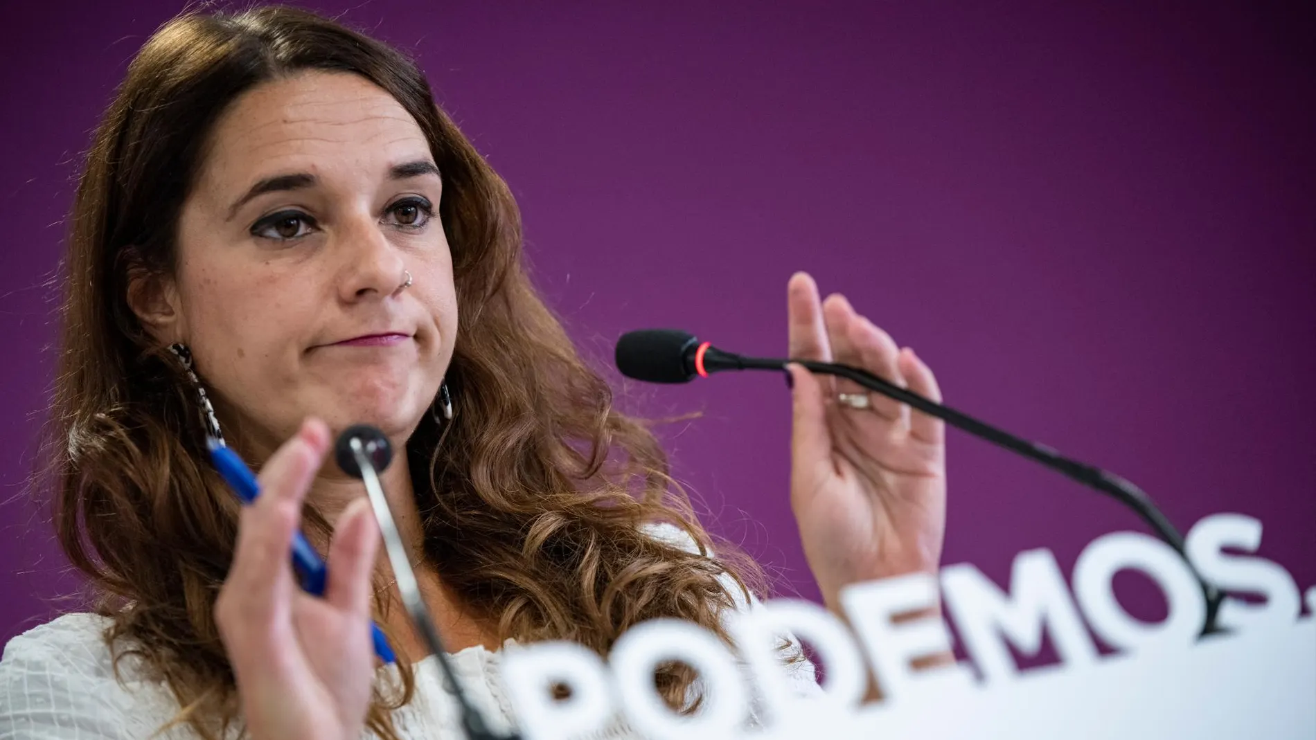 La portavoz de Podemos, Noelia Vera, durante la rueda de prensa.