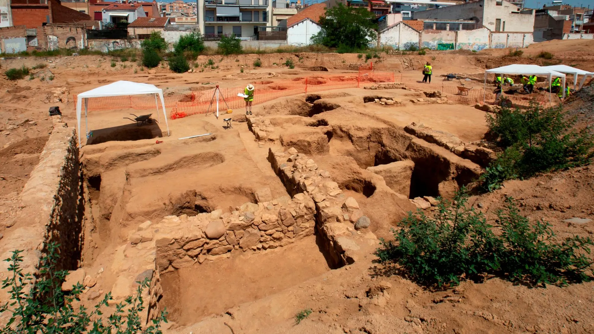Intervención arqueológica en el solar de una antigua fábrica de Badalona, que ha permitido documentar la existencia de una antigua villa romana
