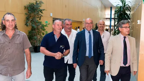 El consejero de Agricultura y Ganadería, Jesús Julio Carnero, durante la reunión que ha mantenido con los representantes de las organizaciones agrarias