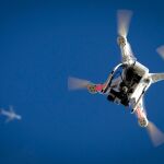 El sistema, que ya ha empezado a funcionar, puede comprobar si el dron detectado tiene o no autorización para volar sobre la zona en la que lo esté haciendo
