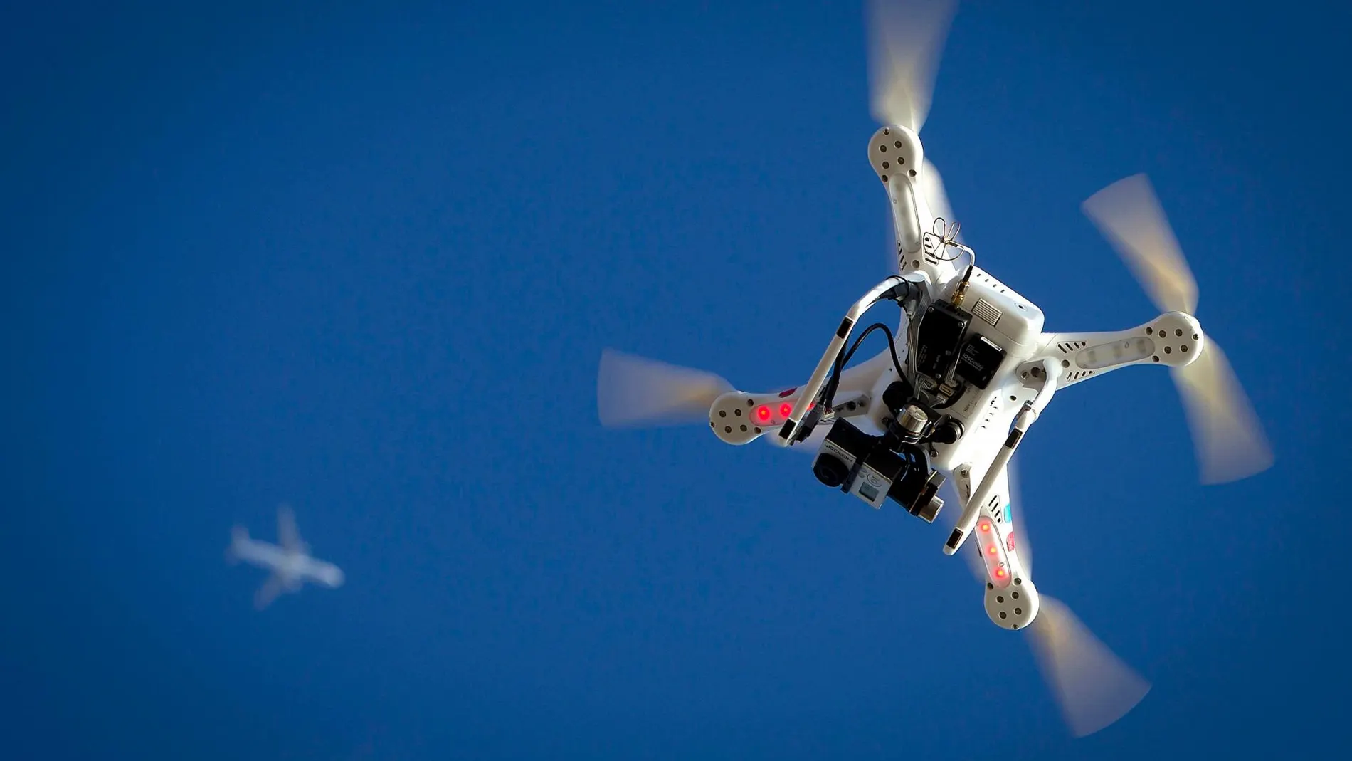 El sistema, que ya ha empezado a funcionar, puede comprobar si el dron detectado tiene o no autorización para volar sobre la zona en la que lo esté haciendo