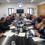 Reunión ayer de cuatro consejeros de la Junta con representantes del sector cárnico / Foto: La Razón