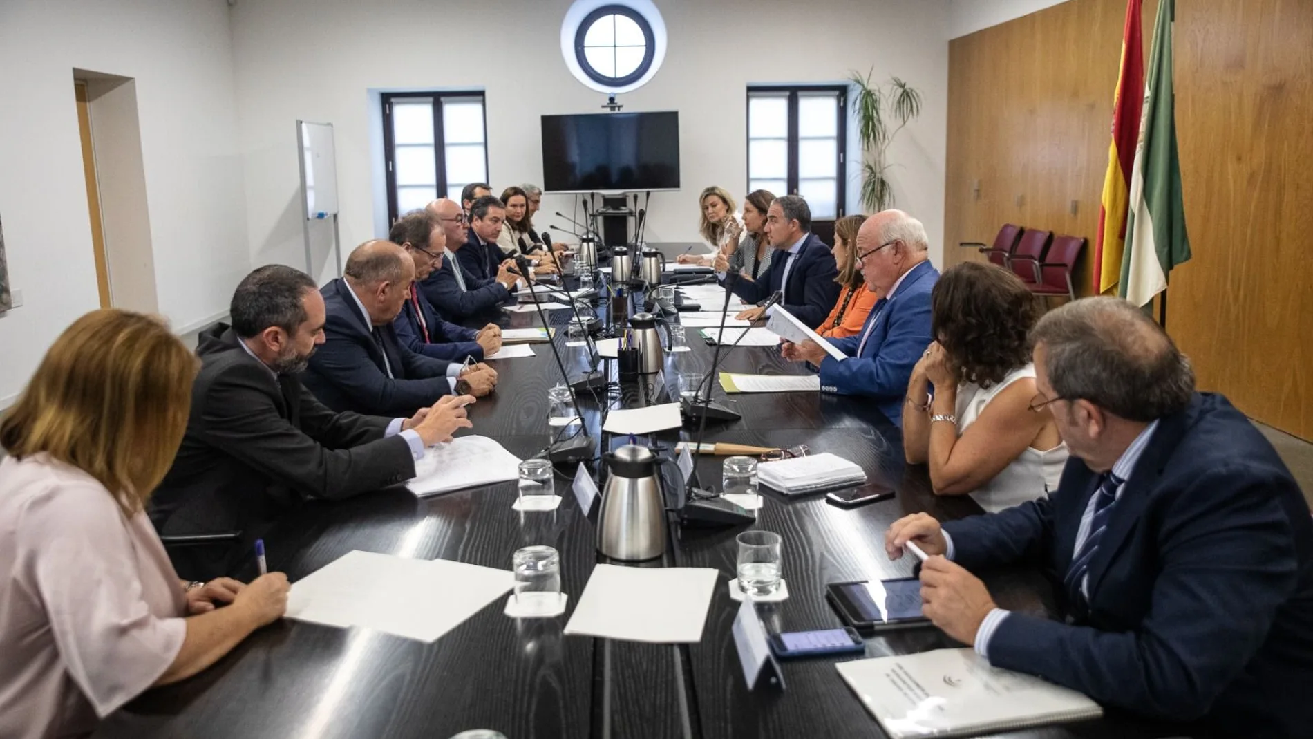 Reunión ayer de cuatro consejeros de la Junta con representantes del sector cárnico / Foto: La Razón