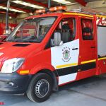 Los bomberos de Ponferrada tuvieron que rescatar a una persona atrapada en la furgoneta