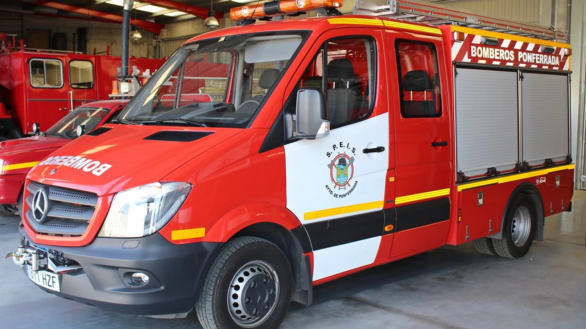 Los bomberos de Ponferrada tuvieron que rescatar a una persona atrapada en la furgoneta