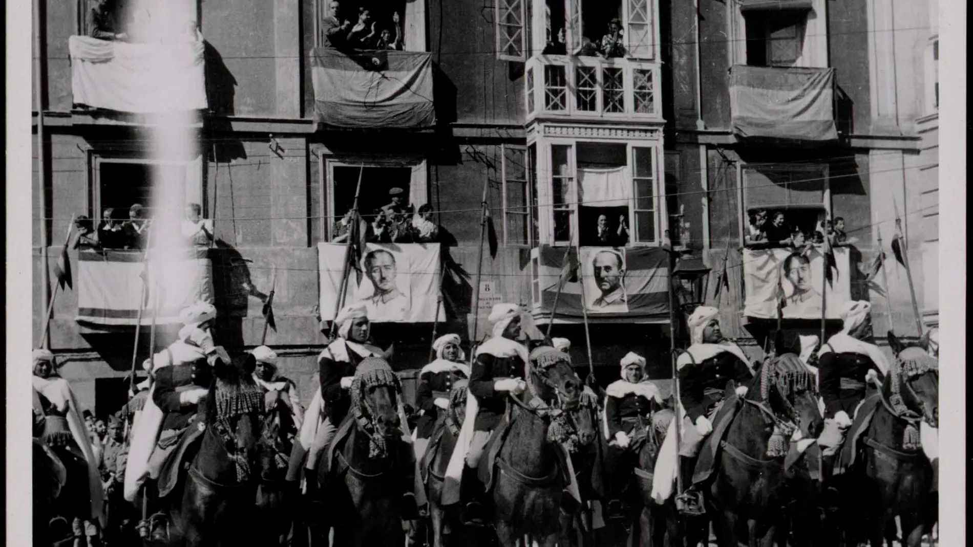 Burgos, 1938. La Guardia Mora espera a que pase la comitiva para la celebración del segundo aniversario de la toma del poder de Franco