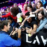 Federer firma autógrafos durante la Laver Cup