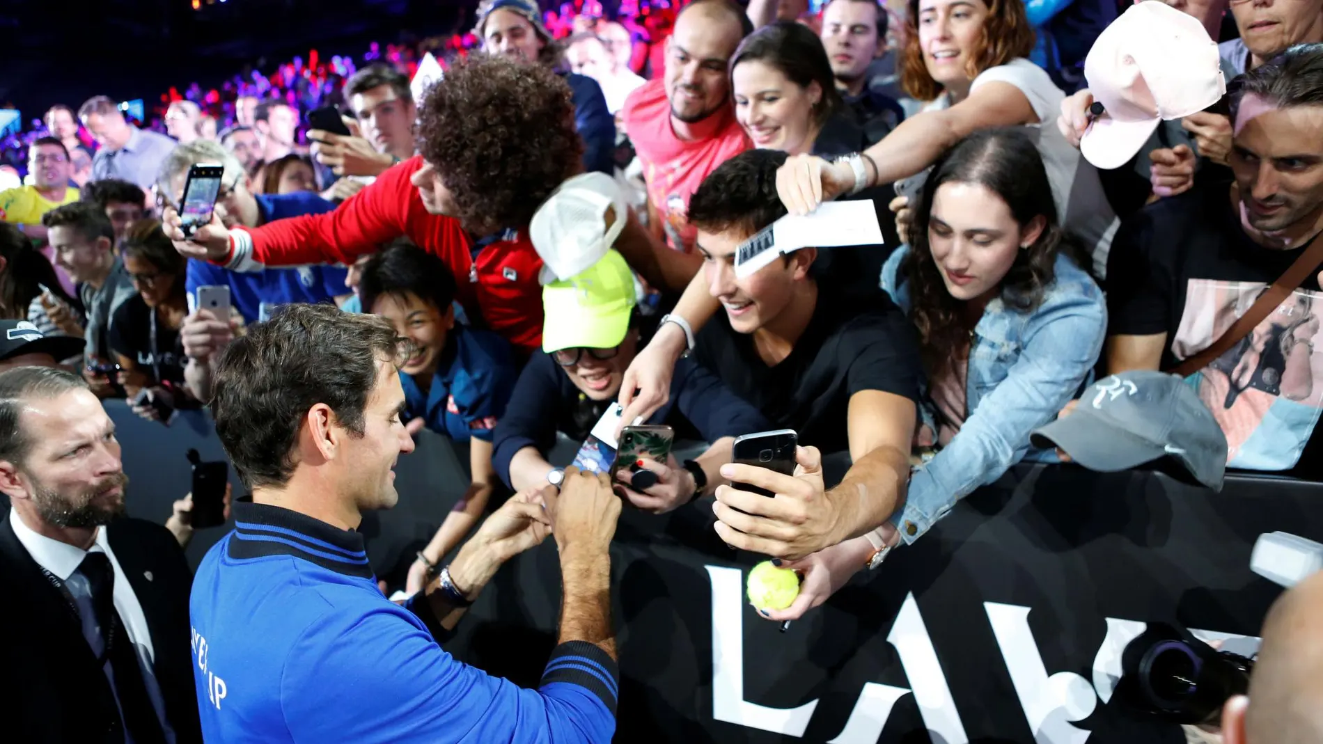 Federer firma autógrafos durante la Laver Cup