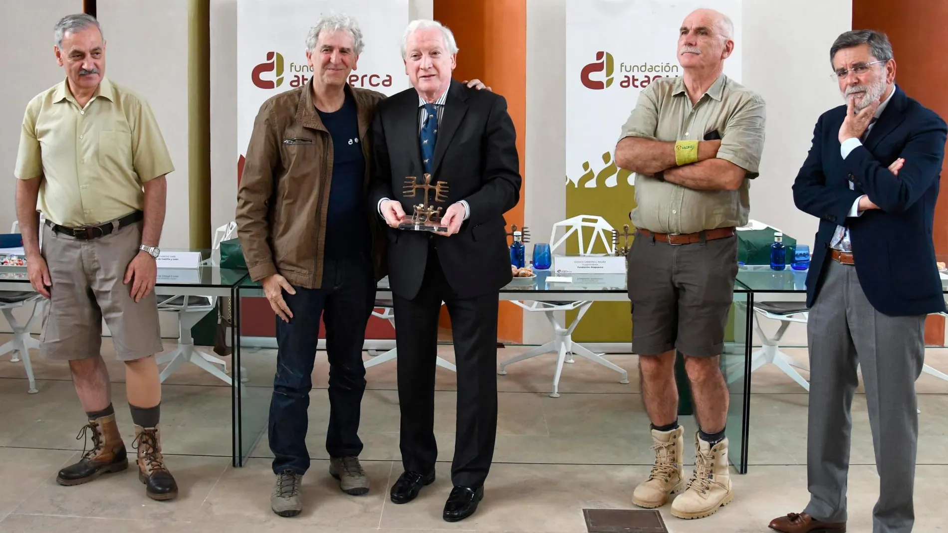 El presidente de la Fundación Atapuerca, Antonio Méndez Pozo, recibe el homenaje como patrono de manos de los tres coodirectores del yacimiento