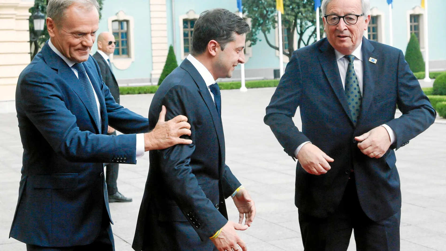 Donald Tusk, Vladimir Zelenski y Jean-Claude Juncker, ayer, en Kiev / Ap