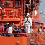 Siete de las personas rescatadas a 13,7 millas del oeste de la isla de Alborán eran mujeres / Foto: La Razón