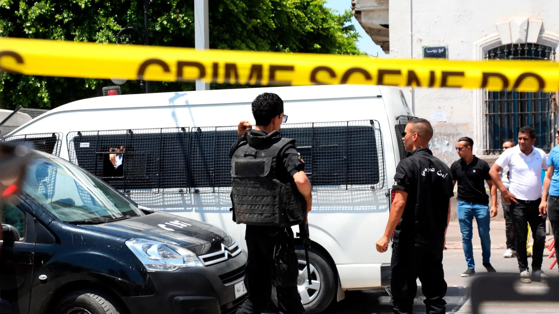 Cordón de seguridad alrededor del lugar donde se registró un atentado suicida contra un vehículo policial en Túnez (Túnez) /Efe