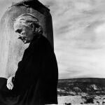 Retrato de la artista Georgia O’Keeffe en el tejado de su Rancho Fantasma