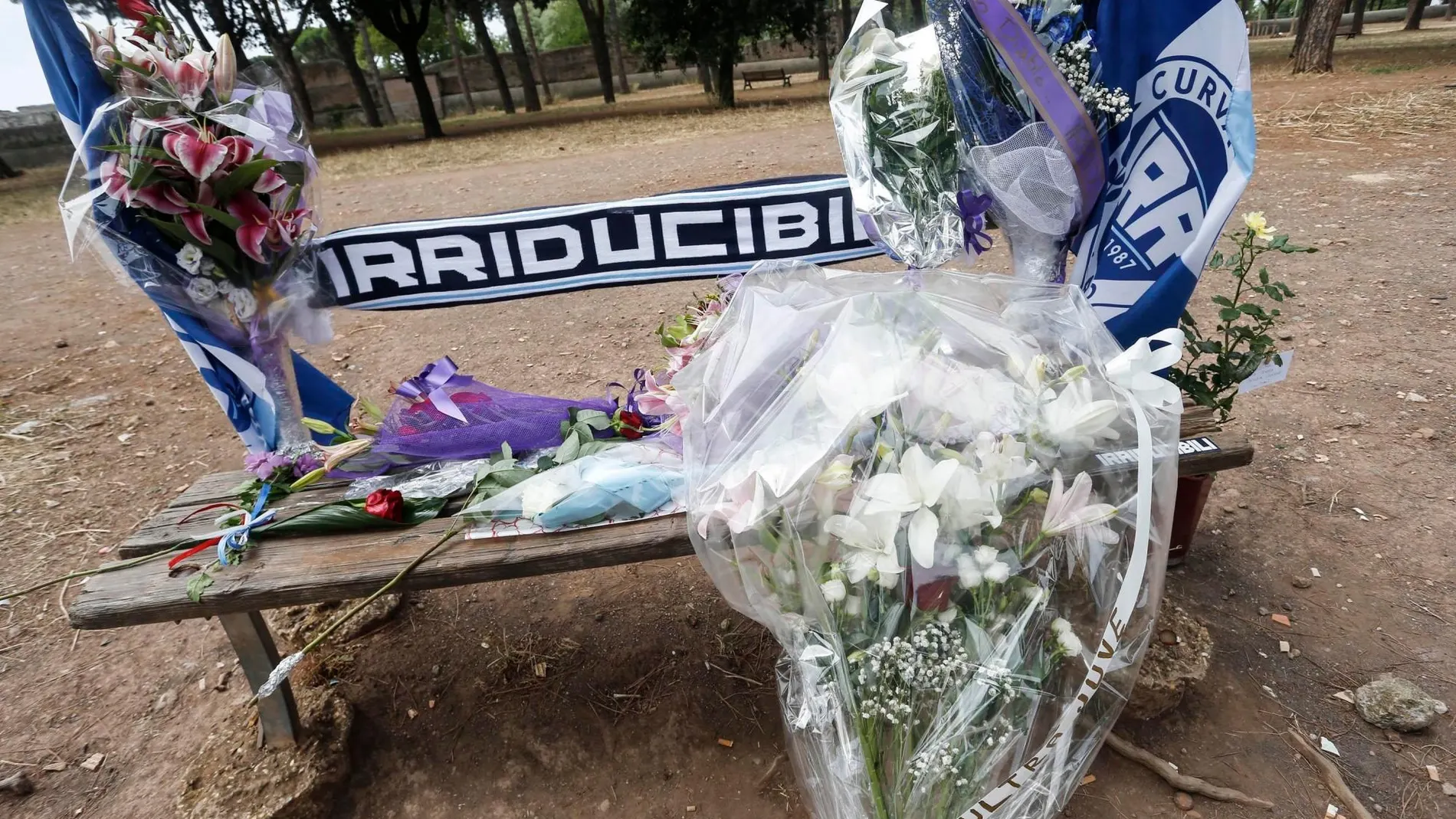 Fueron colocadas flores en el parque de los acueductos en Roma en honor al ultra de Lazio