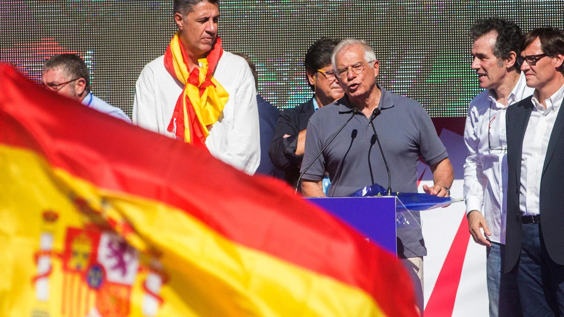 Josep Borrell junto a Xavier Garcial Albiol en una manifestación en Barcelona en defensa de la unidad de España. EFE/Quique García