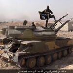 Militantes del Estado Islámico con un tanque capturado al Ejército sirio en foto de archivo/Ap