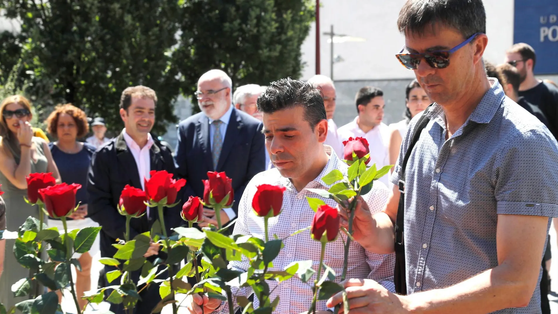 El concejal de EH Bildu, Paúl Yarza, (d) coloca una rosa junto al concejal del PP de Ermua, Javier Sánchez (2i) durante el homenaje del Ayuntamiento de Ermua a Miguel Ángel Blanco