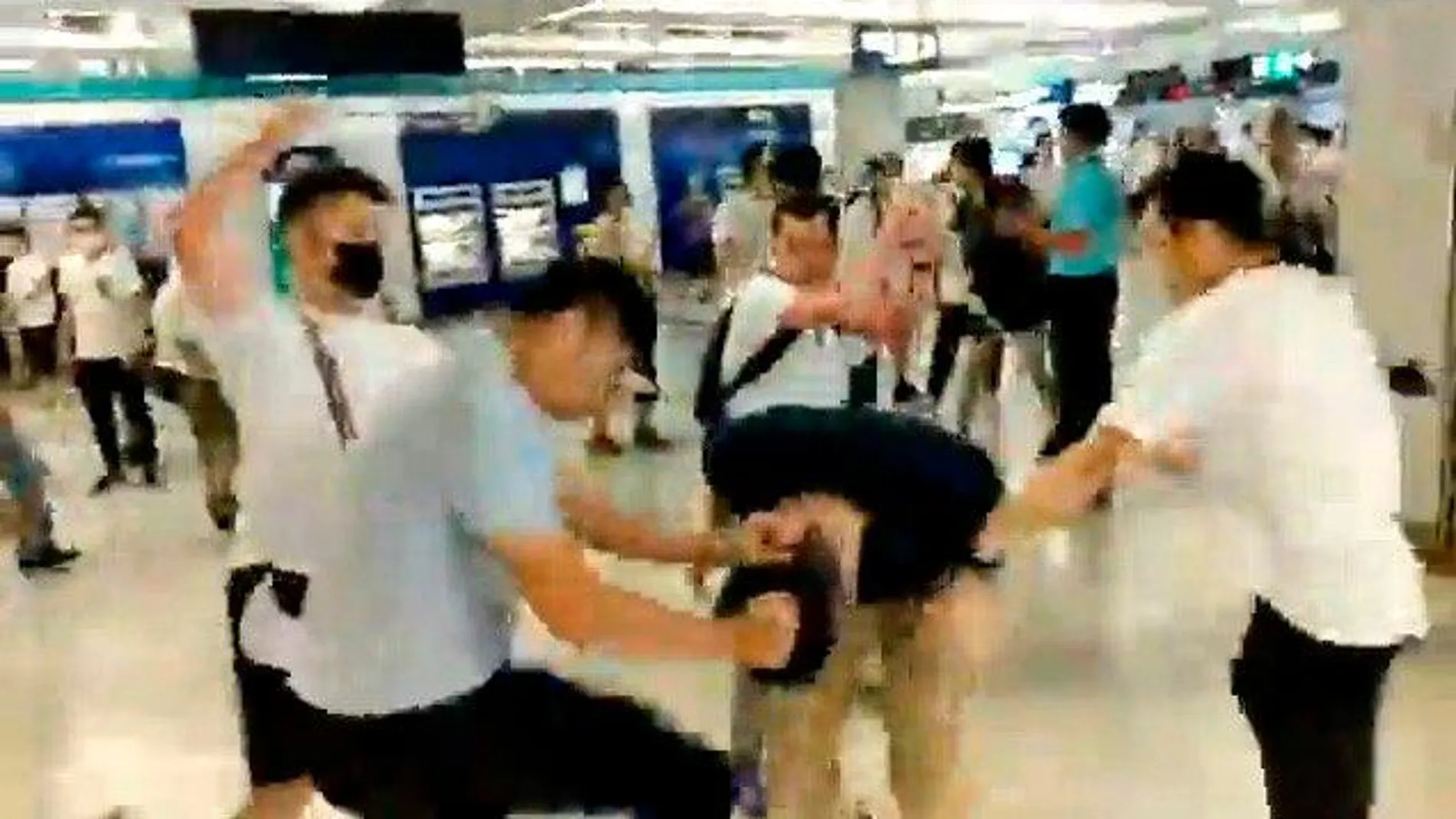 Hombres vestidos con camisetas blancas han golpeado a los manifestantes en una estación de metro/Reuters