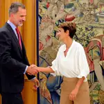 El rey Felipe VI recibe en audiencia a la presidenta del Gobierno de Navarra, María Chivite, este martes, en el Palacio de Zarzuela, en Madrid