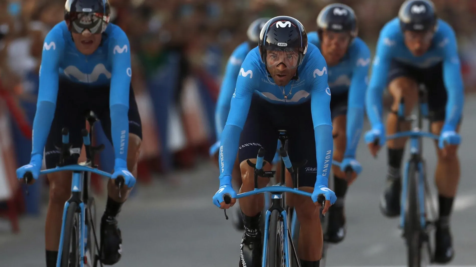 Los ciclistas de Movistar entran en meta en la contrarreloj por equipos
