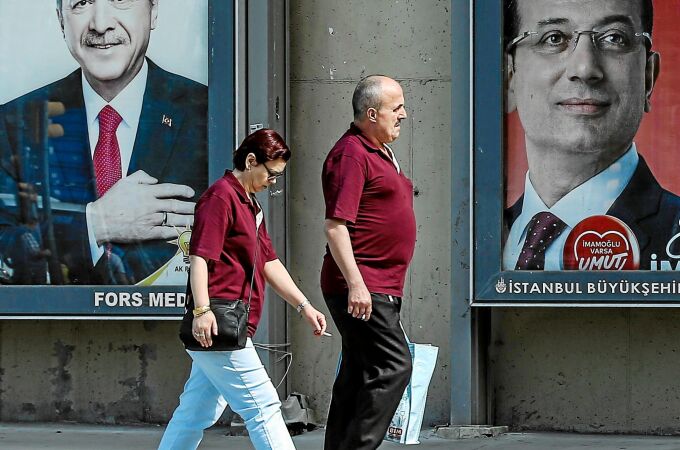 Erdogan aparece en los carteles electorales de su partido (AKP) para tratar de atraer el voto frente al secular Imamoglu (CHP)