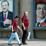 Erdogan aparece en los carteles electorales de su partido (AKP) para tratar de atraer el voto frente al secular Imamoglu (CHP)