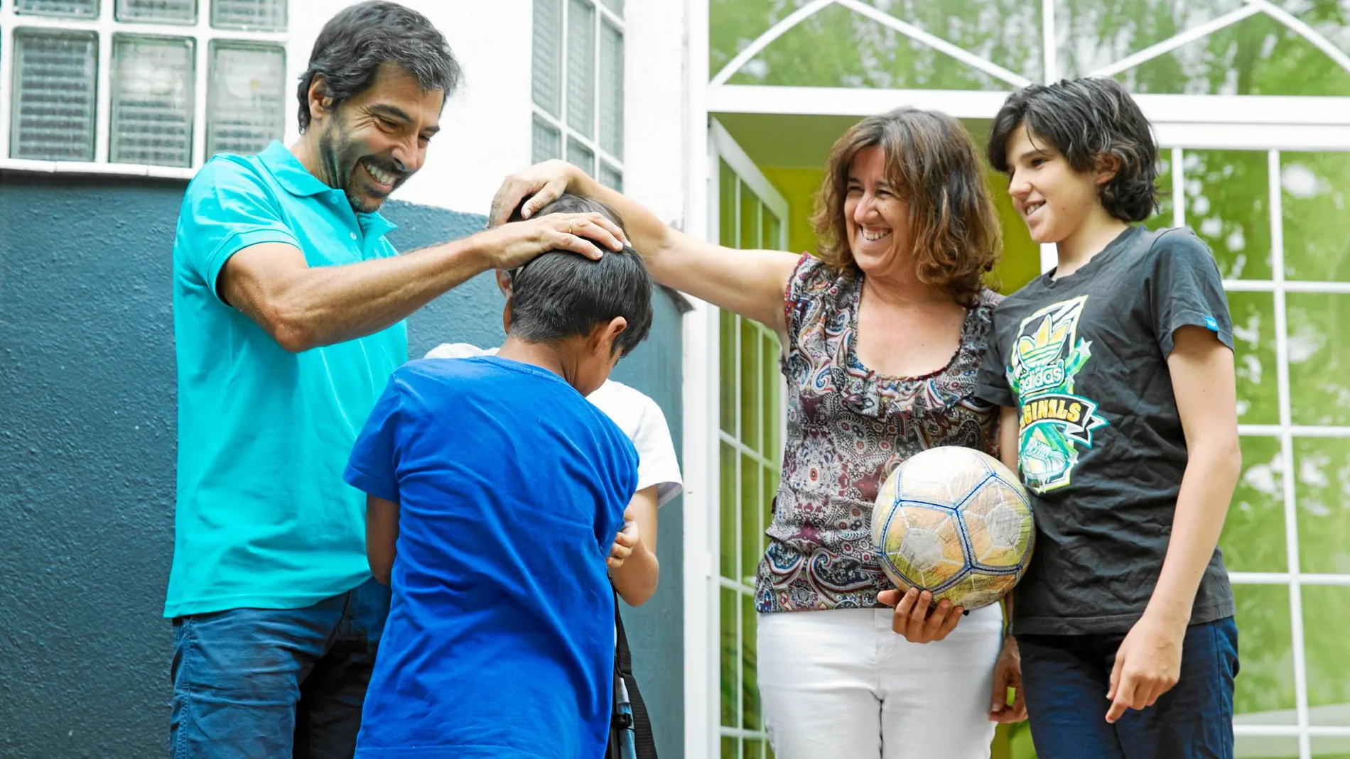 Said es recibido por sus padres de acogida Ramón y Arantxa, junto con los dos hijos pequeños de la familia, Gonzalo e Ignacio