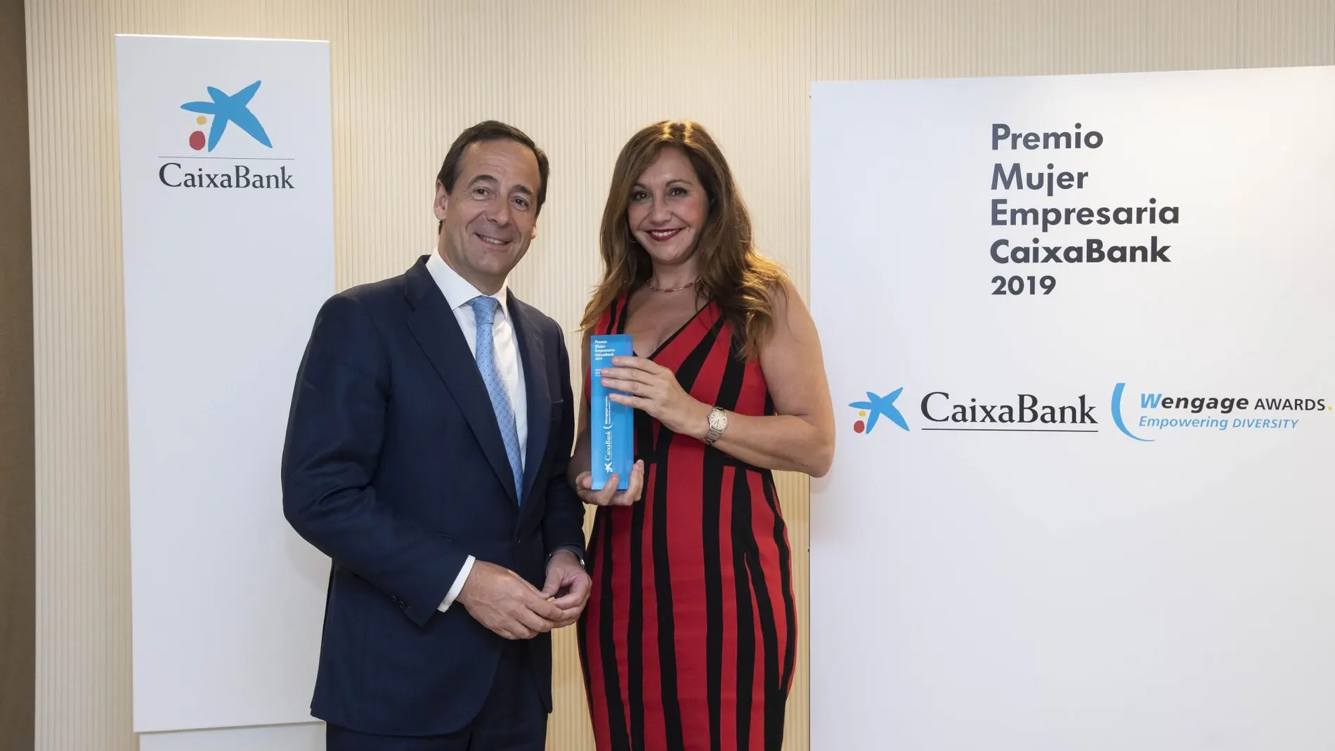 Gonzalo Gortázar, consejero delegado de CaixaBank, y Arancha Manzanares, vicepresidenta de Ayesa / La Razón